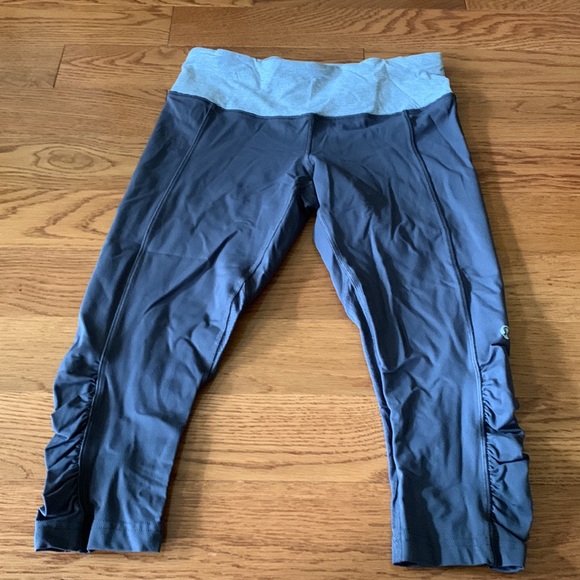 Lululemon capri size 6 - Picture 2 of 5